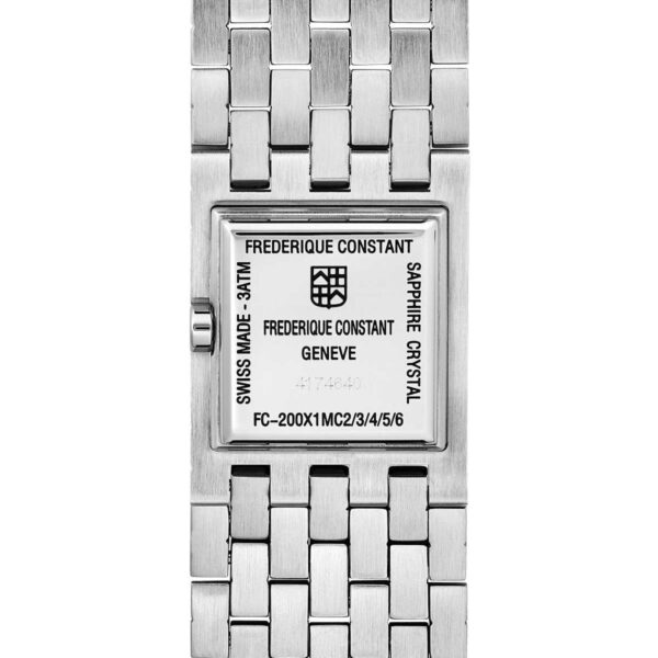 Rückseite einer rechteckigen, in der Schweiz hergestellten Uhr „Frederic Constant Classics Manchette“ mit silbernem Metallgliederarmband, eingraviert mit Markenlogo, Details, Modellnummer und „Sapphire Crystal“.