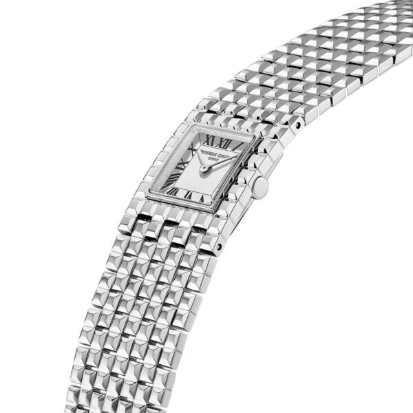 Die Frederique Constant Classics Manchette ist eine luxuriöse silberne Armbanduhr mit rechteckigem Zifferblatt, römischen Ziffern und einem Metallgliederarmband, das schräg auf weißem Hintergrund dargestellt ist.