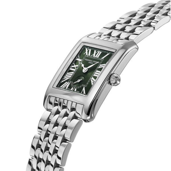 Die Frederique Constant Classics Carree Small Seconds verfügt über ein silbernes Metallband, ein rechteckiges grünes Zifferblatt mit weißen römischen Ziffern, silberne Zeiger und ein poliertes Edelstahlgehäuse für einen eleganten Look.