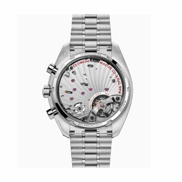Eine Nahaufnahme der OMEGA Speedmaster Mondphase zeigt ihr kompliziertes mechanisches Uhrwerk und die eingravierten Details durch einen transparenten Gehäuseboden, ergänzt durch ein silbernes Metallarmband.