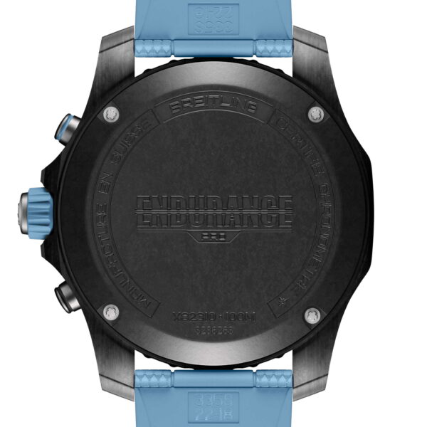 Die Rückseite einer Breitling Endurance Pro 44 verfügt über ein schwarzes Gehäuse, sichtbare Schrauben, eingraviertes Markenzeichen, Informationen zur Wasserdichtigkeit, den Text „MANUFACTURE EN SUISSE“ und ist mit einem blauen Kautschukarmband gepaart.