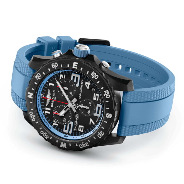 Die Breitling Endurance Pro 44 ist ein Chronograph mit schwarzem Zifferblatt, weißen Ziffern, blauem Kautschukarmband, mehreren Hilfszifferblättern, Datumsfenster und robustem Lünettendesign.