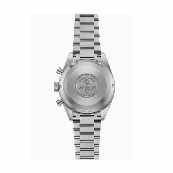 Das Bild zeigt die Rückansicht einer Omega Speedmaster Pilot-Armbanduhr aus Edelstahl mit eingraviertem Logo und Text auf der Gehäuserückseite, einem Gliederarmband aus Metall und zwei Drückern an der Seite.