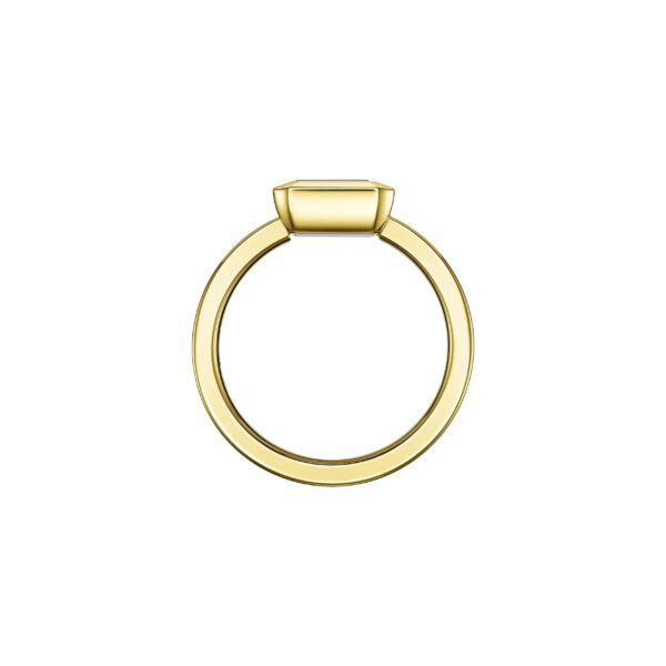 Der Chopard Happy Diamonds Ring W55 ist ein einfacher Goldring mit einem einzelnen rechteckigen Edelstein in einer Zargenfassung, der von der Seite vor einem schlichten weißen Hintergrund gezeigt wird.