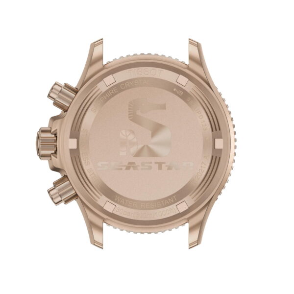 Der Tissot Seastar 1000 Quartz Chronograph 38 MM verfügt über einen Gehäuseboden aus Roségold mit der Gravur „Tissot“, „Seastar“, Informationen zur Wasserdichtigkeit, einem großen stilisierten „S“ und einem Seepferdchen-Design sowie Krone und Drücker auf der linken Seite.