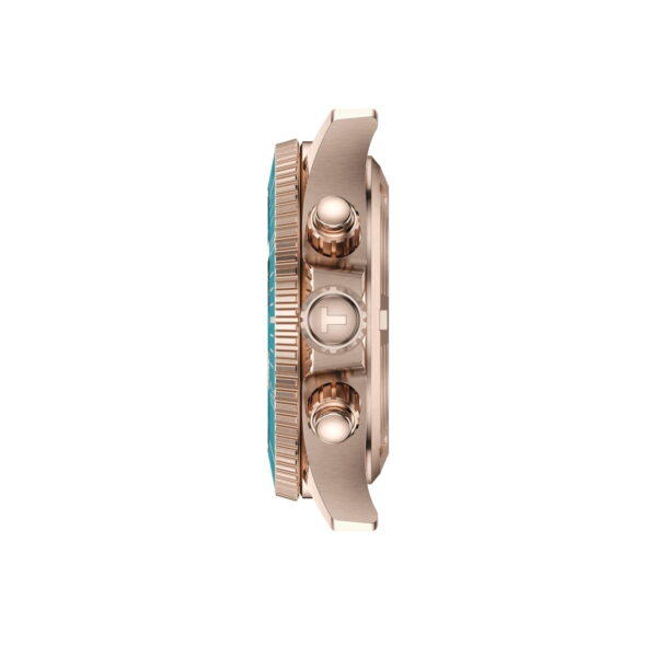 Eine Seitenansicht der goldenen Armbanduhr Tissot Seastar 1000 Quartz Chronograph 38 MM mit zwei Druckknöpfen, einer Krone, strukturierter Lünette und blauem Zifferblatt, isoliert auf weißem Hintergrund.