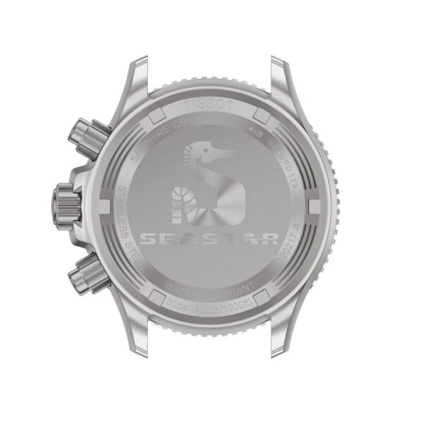 Das Bild zeigt die Rückseite eines Tissot Seastar 1000 Quartz Chronographen 38 MM in Silber mit eingraviertem Seepferdchen-Logo, Modelldetails und Text, der auf Saphirglas und Wasserdichtigkeit hinweist.