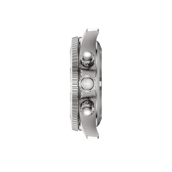 Seitenansicht des Tissot Seastar 1000 Quartz Chronograph 38 MM in Silber mit Krone und zwei Drückern auf einem gebürsteten Metallgehäuse mit geriffelter Lünette vor schlichtem weißem Hintergrund.