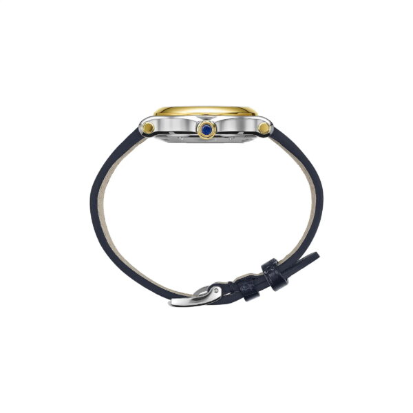 Seitenansicht der Chopard Happy Sport-Armbanduhr mit rundem Gold- und Silbergehäuse, blauer Krone und dunkelblauem Lederarmband mit silberner Schnalle vor weißem Hintergrund.