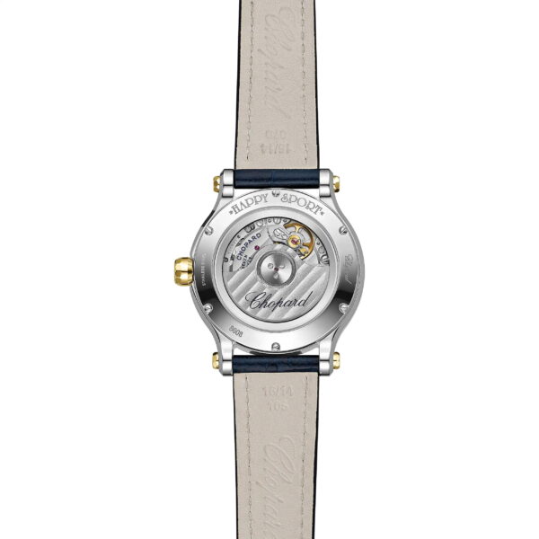 Rückansicht der Chopard Happy Sport-Armbanduhr mit sichtbarem mechanischen Uhrwerk durch einen transparenten Gehäuseboden, „Chopard“-Gravur auf dem silbernen Rotor, „HAPPY SPORT“-Inschrift auf dem Gehäuse und cremefarbenem Lederarmband.