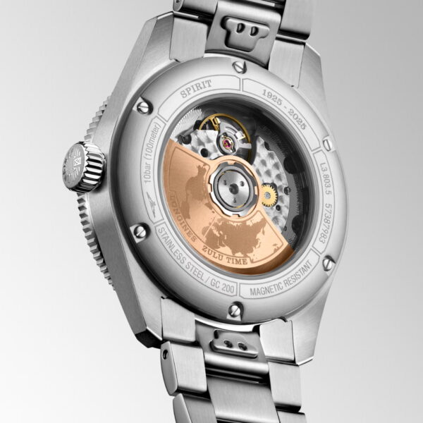 Eine Nahaufnahme des Edelstahlgehäusebodens der Longines Spirit Zulu Time 1925 gibt den Blick auf ihr komplexes mechanisches Uhrwerk und den Rotor aus Roségold mit eingravierter Landkarte frei, der durch das transparente Gehäuse mit eingravierten Markierungen am Rand sichtbar ist.