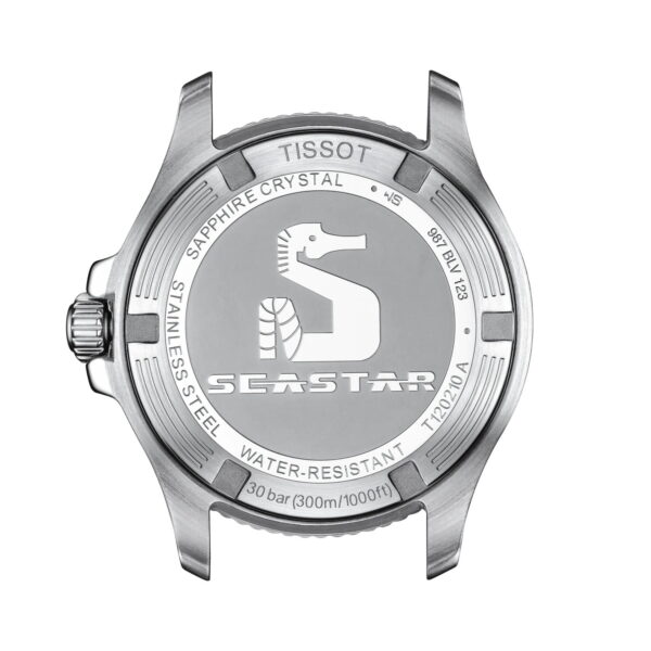 Auf der Rückseite des Gehäuses der Tissot Seastar 1000 Quartz 36 MM sind ein Seepferdchen-Logo, eingravierter Text aus Edelstahl, Wasserdichtigkeit bis 300 m/1000 Fuß, Informationen zum Saphirglas und Modelldetails zu sehen.