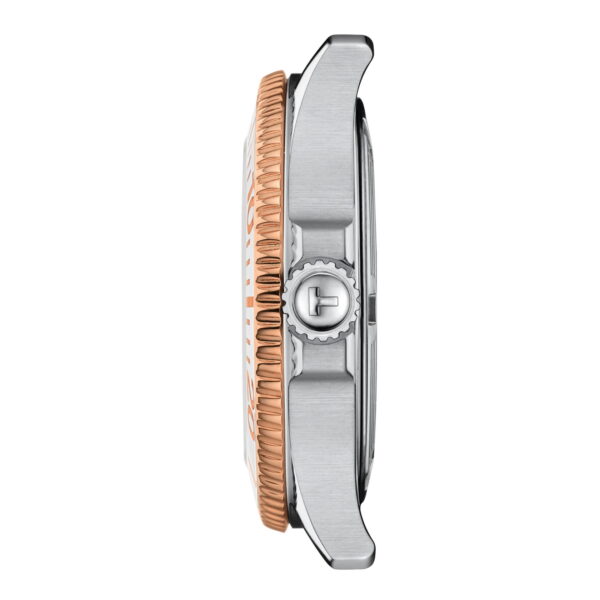 Seitenansicht der Armbanduhr Tissot Seastar 1000 Quartz 36 MM mit silbernem Gehäuse, geriffelter Lünette aus Roségold, silberner Krone und teilweise sichtbarem Zifferblatt mit Ziffern aus Roségold.