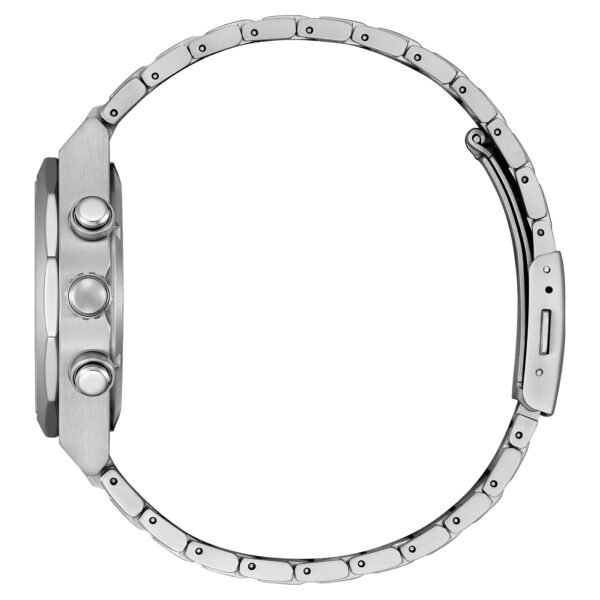Seitenansicht der Citizen Super Titanium Zenshin Senkei Armbanduhr mit Metallgliederarmband, drei runden Knöpfen am Gehäuse und einer Schließe am Armband. Das Zifferblatt ist auf diesem Bild nicht sichtbar.