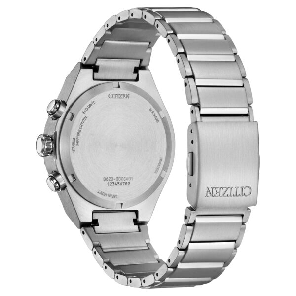 Rückansicht der Citizen Super Titanium Zenshin Senkei mit silbernem Metallband, Verschluss mit eingraviertem Citizen-Logo und Gehäuseboden mit detaillierten Gravuren und Seriennummern.