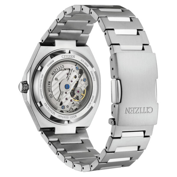 Eine Nahaufnahme der Rückseite der Citizen Super Titanium Zenshin 60 Automatik offenbart das Automatikwerk durch einen transparenten Gehäuseboden. Das teilweise aufgeklappte Metallarmband trägt das Citizen-Logo auf der Schließe.