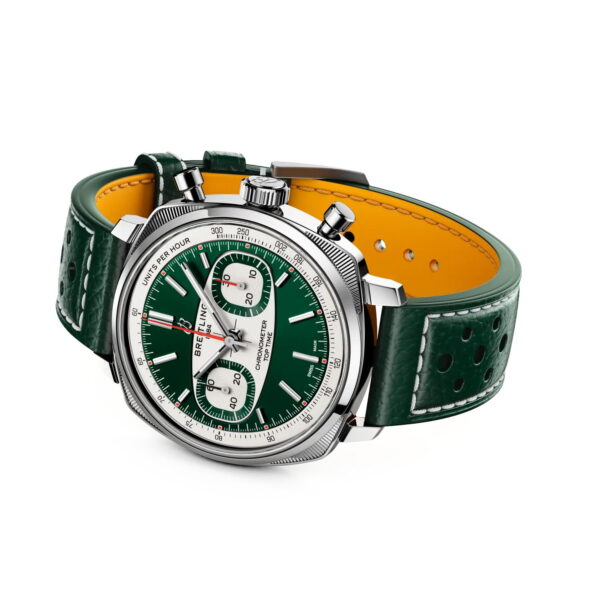 Die Breitling Top Time B01 Racing ist ein Luxus-Chronograph mit grünem Zifferblatt, silbernem Gehäuse und grünem perforiertem Lederarmband mit gelber Unterseite. Sie verfügt über zwei Hilfszifferblätter, eine Datumsanzeige und silberne Akzente.