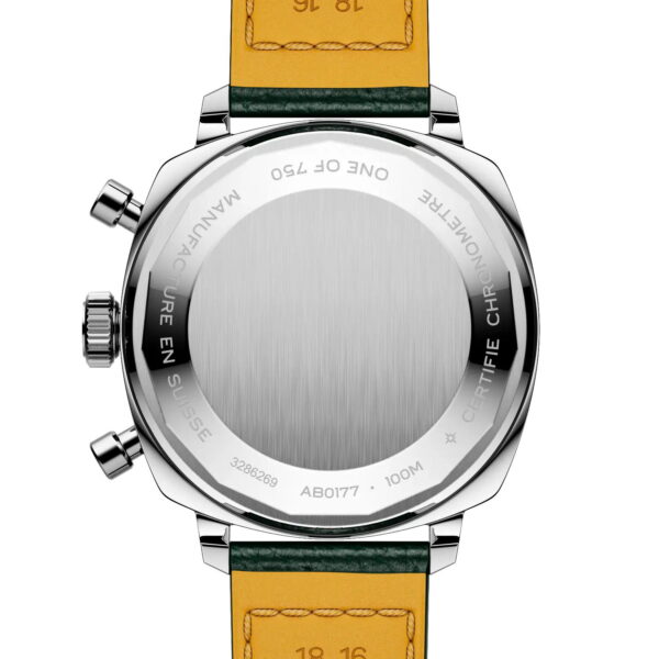 Auf der Rückseite der Breitling Top Time B01 Racing sind die Gravuren „MANUFACTURE EN SUISSE“, „ONE OF 750“ und „100M“ zu sehen. Links befinden sich zwei Chronographendrücker, die mit hellbraunen und grünen Lederarmbändern am Edelstahlgehäuse befestigt sind.