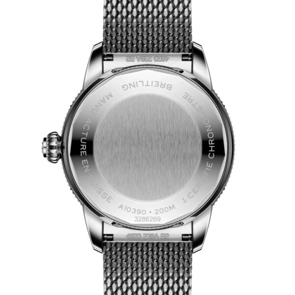 Die Rückseite der Breitling Superocean Heritage Automatic 36 verfügt über ein silbernes Mesh-Armband und einen eingravierten Text am Rand, der Angaben wie „CHRONOMETRE CERTIFIE“, „MANUFACTURE EN SUISSE“, „200M“ und Seriennummern hervorhebt.