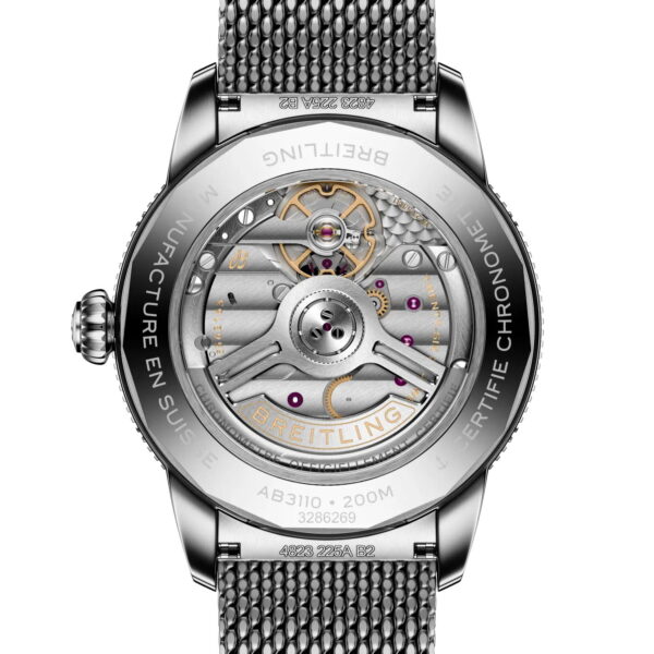 Nahaufnahme der Breitling Superocean Heritage B31 Automatic 40, deren kompliziertes mechanisches Uhrwerk und Zahnräder durch einen transparenten Gehäuseboden mit eingravierten Details und einem Metallgitterarmband sichtbar sind.