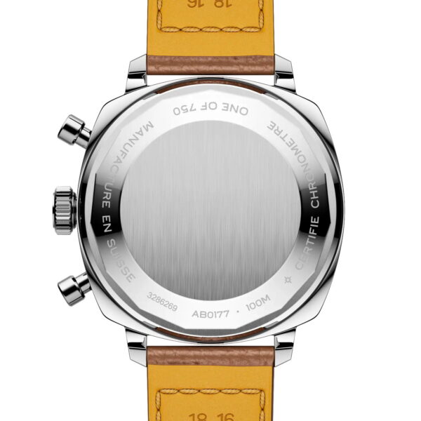 Eine Nahaufnahme der Breitling Top Time B01 Racing, einem Luxus-Chronographen mit schwarzem Zifferblatt, drei silbernen Hilfszifferblättern, Tachymeterskala und braunem, perforiertem Lederarmband vor schwarzem Hintergrund.