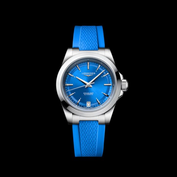 Die Longines Conquest verfügt über ein leuchtend blaues Zifferblatt, silberne Indexe und ein passendes, strukturiertes blaues Kautschukarmband, das sich vor einem eleganten schwarzen Hintergrund präsentiert.