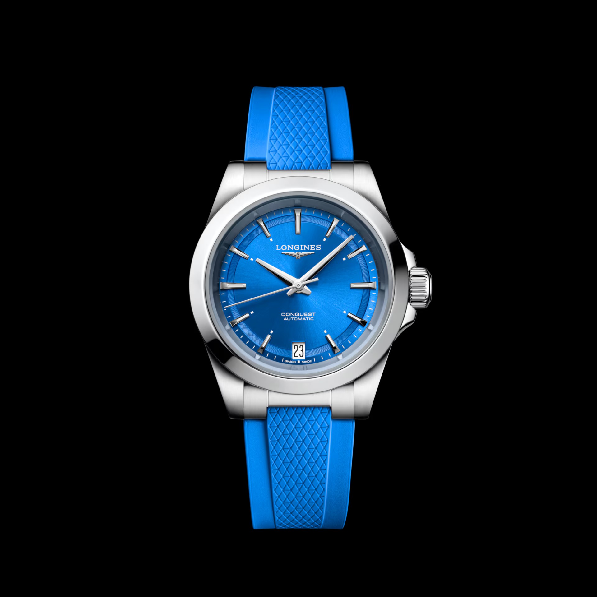 Die Longines Conquest verfügt über ein leuchtend blaues Zifferblatt, silberne Indexe und ein passendes, strukturiertes blaues Kautschukarmband, das sich vor einem eleganten schwarzen Hintergrund präsentiert.