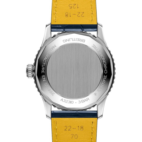 Rückansicht der Breitling Navitimer Automatic GMT 41 mit gelbem Lederarmband, Gehäuseboden aus Edelstahl und Gravuren: "MANUFACTURE EN SUISSE", "CERTIFIE CHRONOMETRE" und Modellnummer "A32310".