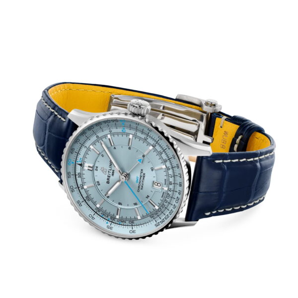 Die Breitling Navitimer Automatic GMT 41 verfügt über ein hellblaues Zifferblatt, eine silberne Lünette und ein blaues Lederarmband mit gelbem Innenfutter sowie mehrere Zifferblätter und Flugberechnungsmarkierungen für ein luxuriöses Aussehen.