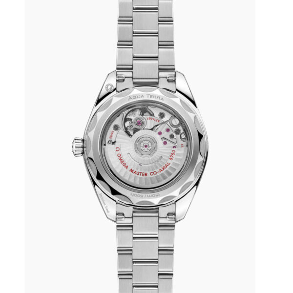 Eine Nahaufnahme der OMEGA Seamaster Aqua Terra 150M zeigt ihr mechanisches Uhrwerk durch einen transparenten Gehäuseboden mit eingravierter roter Beschriftung sowie ihr Edelstahlarmband.