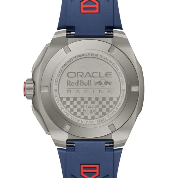 Rückansicht der TAG Heuer Formula 1-Armbanduhr mit blauem Armband, roten Akzenten und eingravierten Logos von Oracle, Red Bull Racing und TAG Heuer auf dem silbernen Gehäuseboden sowie detaillierten Renn- und Sponsorentexten.