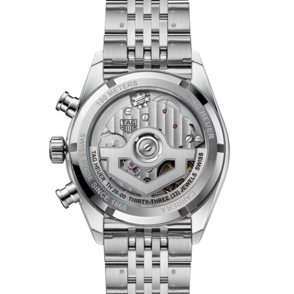 Das Bild zeigt die Rückansicht einer TAG Heuer Carrera, die durch einen transparenten Gehäuseboden ihr mechanisches Uhrwerk, das Edelstahlarmband und die eingravierten Details zur Geltung bringt.