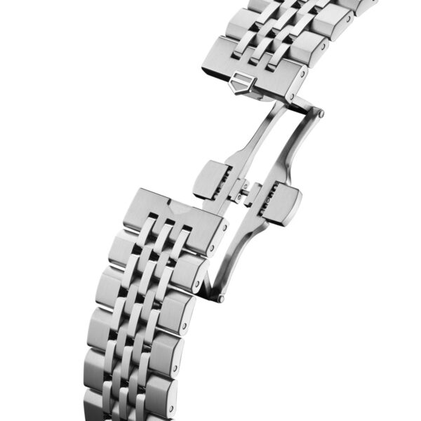 Das Bild zeigt die Rückseite einer TAG Heuer Carrera mit einem Edelstahlgehäuse und einem silbernen Armband. Der transparente Gehäuseboden gibt den Blick auf das mechanische Uhrwerk und die komplizierten inneren Komponenten frei.