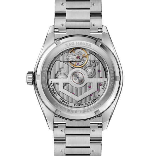 Das Bild zeigt die Rückansicht einer TAG Heuer Carrera Day-Date Edelstahluhr mit transparentem Gehäuse, das den Blick auf das komplizierte mechanische Uhrwerk und die inneren Komponenten wie Zahnräder und Edelsteine freigibt.
