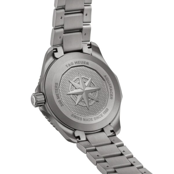 Rückansicht der TAG Heuer Aquaracer Professional 200 Solargraph mit einem Gehäuseboden aus Edelstahl, auf dem ein nautischer Kompass, der Modellname "AQUARACER", 300 m Wasserdichtigkeit und "Swiss Made Since 1860" eingraviert sind.