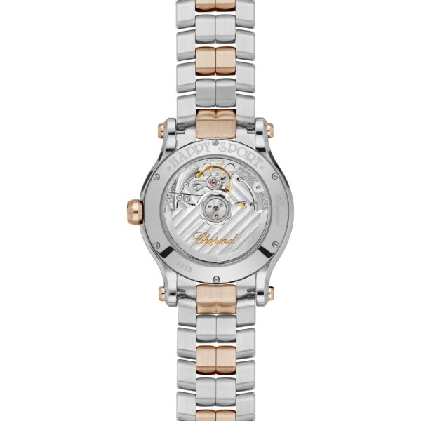 Rückansicht der Chopard Happy Sport Armbanduhr mit zweifarbigem Silber- und Roségoldarmband. Das komplizierte Uhrwerk und das eingravierte Logo sind durch einen transparenten Gehäuseboden sichtbar.