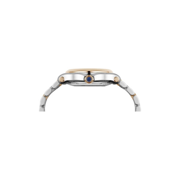 Seitenansicht der Chopard Happy Sport, einer silbernen Armbanduhr mit dünnem Metallband und runder Goldlünette. Die blau akzentuierte Krone ist vor einem schlichten weißen Hintergrund zu sehen.