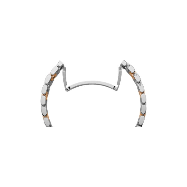 Eine Nahaufnahme des Chopard Happy Sport Metallarmbandes mit silbernen und goldenen Gliedern, geöffnet mit ausgezogener Schließe, isoliert auf weißem Hintergrund.
