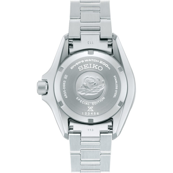 Der Gehäuseboden der Seiko Prospex Sea PADI Special Edition ist mit Gravuren wie "Diver's Watch 200m", "Special Edition", "Stainless Steel", einem Wellenmuster, der Seriennummer und dem Seiko-Branding versehen.