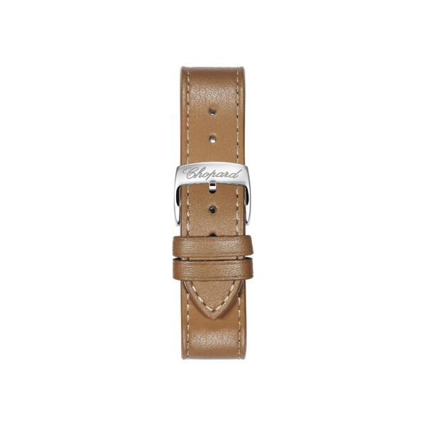 Die Chopard Happy Sport verfügt über ein hellbraunes Lederarmband mit weißen Nähten und eine silberne Schließe mit eingraviertem Chopard-Logo auf weißem Hintergrund.