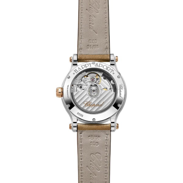 Rückansicht der Chopard Happy Sport mit dem durch den transparenten Gehäuseboden sichtbaren mechanischen Uhrwerk, der Gravur "Chopard" und dem beigen Lederarmband.