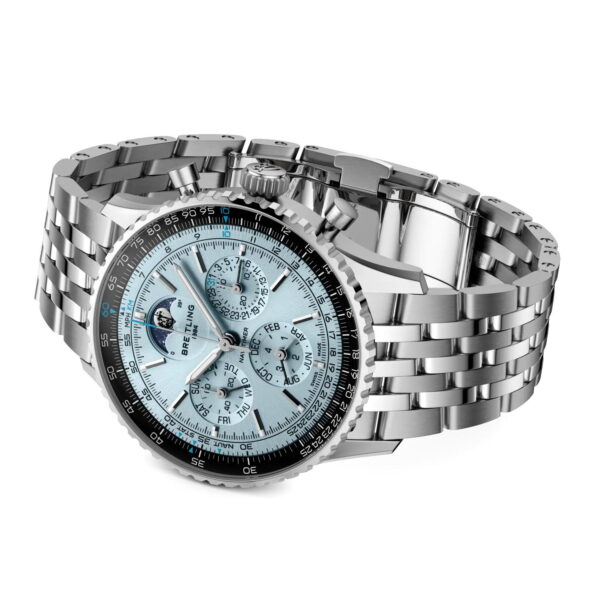 Eine Breitling Navitimer B19 Chronograph 43 Perpetual Calendar Armbanduhr mit silberfarbenem Edelstahlarmband, blauem Zifferblatt, schwarzer Lünette, mehreren Hilfszifferblättern und Datumsanzeige, die angewinkelt gezeigt wird, um ihr Design zu unterstreichen.