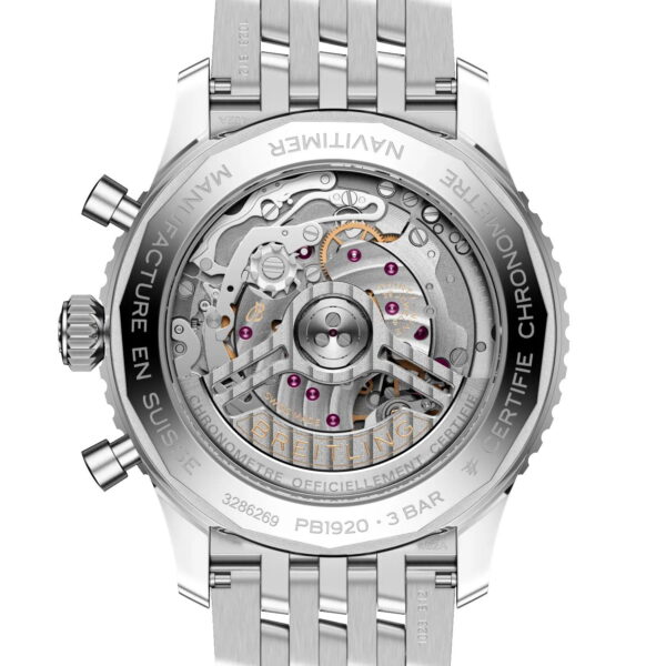 Nahaufnahme des komplizierten mechanischen Uhrwerks, das durch den transparenten Gehäuseboden der Breitling Navitimer B19 Chronograph 43 Perpetual Calendar zu sehen ist und den Blick auf Zahnräder, Edelsteine und gravierte Details auf einem Edelstahlarmband freigibt.