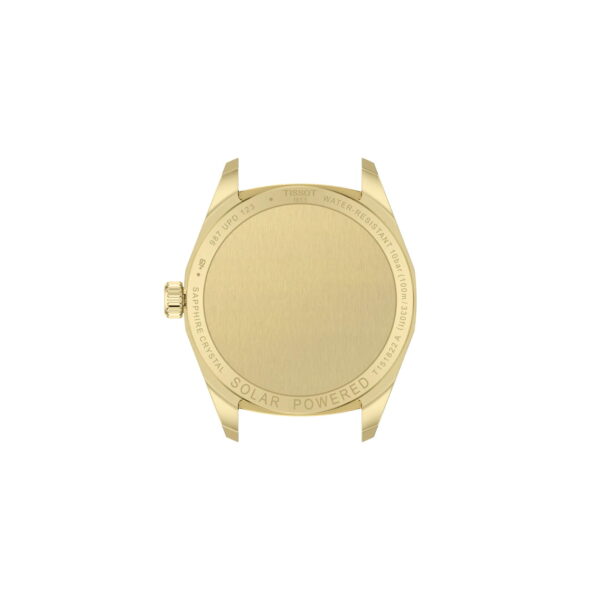 Ein goldener Tissot PRC 100 Solar Quartz 34MM Gehäuseboden wird gezeigt, mit eingraviertem Text um den Rand wie "SOLAR POWERED", "SAPPHIRE CRYSTAL" und "WATER RESISTANT". Das schlichte Gehäuse zeigt kein Zifferblatt oder Armband.