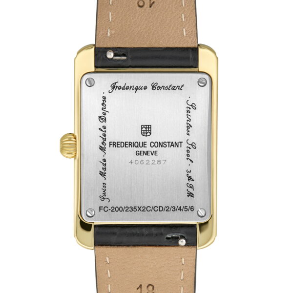 Nahaufnahme der Rückseite einer Frederique Constant Classics Carree Small Seconds Armbanduhr mit einem rechteckigen Gehäuse in Gold und Silber, einem Lederarmband und eingravierten Markendaten und Seriennummern auf dem Edelstahlboden.