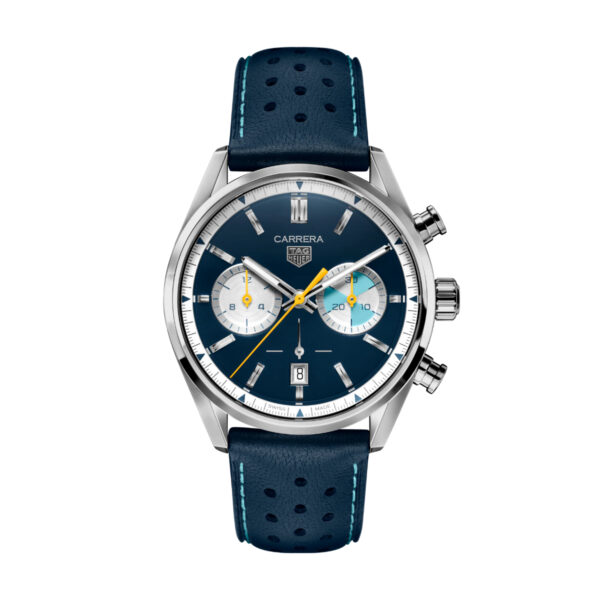 Der TAG Heuer Carrera Chronograph hat ein blaues perforiertes Lederarmband, ein blaues Zifferblatt mit silbernen Hilfszifferblättern, gelbe und grüne Zeiger, ein Edelstahlgehäuse und eine Datumsanzeige bei 6 Uhr.