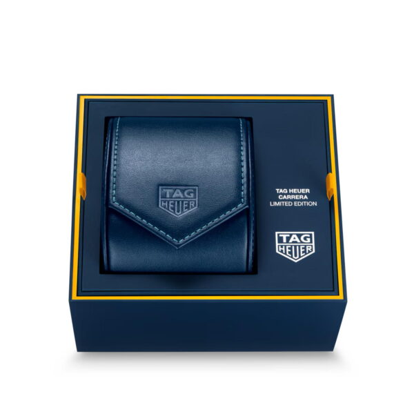 Eine blaue TAG Heuer-Präsentationsbox mit einem passenden blauen Lederetui, beide mit dem TAG Heuer-Logo und "TAG Heuer Carrera Chronograph Limited Edition" auf der Innenverpackung.