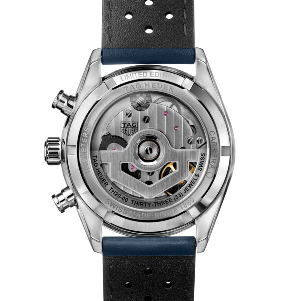Die Rückseite eines TAG Heuer Carrera Chronographen, auf der das Automatikwerk durch einen transparenten Gehäuseboden zu sehen ist, weist detaillierte Gravuren und ein perforiertes schwarzes Lederband auf.