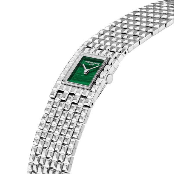 Die Frederique Constant Classics Manchette ist eine elegante silberne Armbanduhr mit einem rechteckigen grünen Zifferblatt und einem geflochtenen Metallarmband, das schräg vor einem weißen Hintergrund steht.