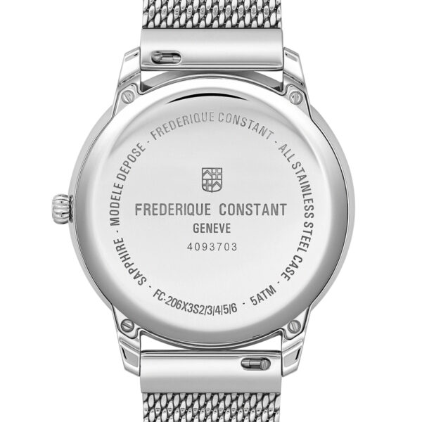 Die Rückseite einer Frederique Constant Moneta Moonphase Armbanduhr mit Edelstahlarmband verfügt über einen gravierten Gehäuseboden, auf dem der Markenname, das Logo, die Modelldaten, die Wasserdichtigkeit und die Seriennummer zu sehen sind.